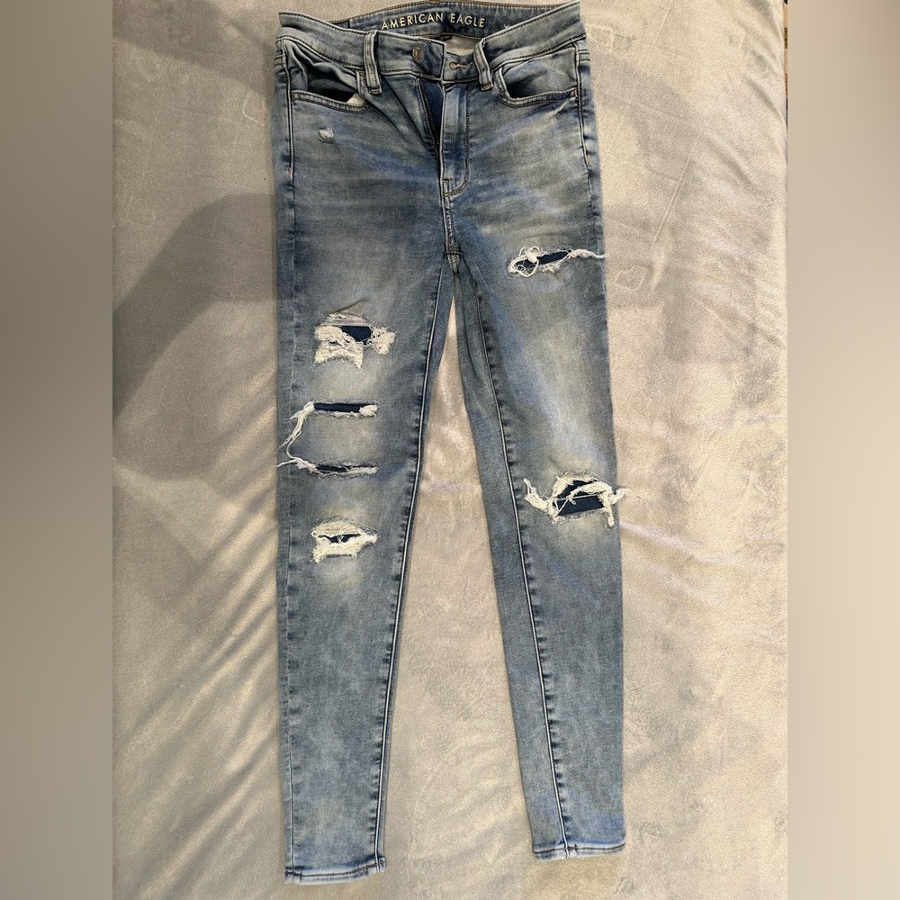 AMERICAN EAGLE APPAREL Ladies Women's Size 2 Distressed Blue Jeans